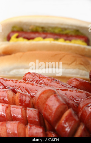 Hot Dog mit gebratener Wurst Fast Food auf der Straße Hotdog Foto Nahaufnahme Nahaufnahme von vorne unscharfer Hintergrund niemand vertikal in den USA USA Hi-res Stockfoto