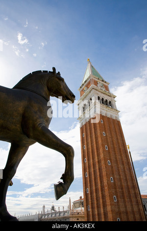 Glockenturm Campanile in Marks Markusplatz Platz Piazza di San Marco mit eines der Bronze Pferde genommen vom Balkon der Strahlen Stockfoto