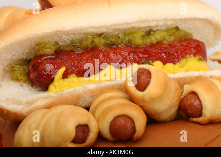 Hot Dog und Mini Hotdog Würstchen Fast Finger Food mit französischen Sub Rollen auf der Straße ein Fast Food niemand Nahaufnahme Display von oben horizontal Hi-res Stockfoto