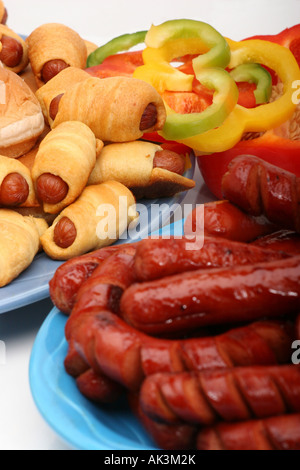 Gebratene Würstchen und Mini Hot Dogs Fast Finger Food auf der Straße Fastfood von oben niemand schließt Nahaufnahme auf einem Teller Gemüse Hi-res Stockfoto
