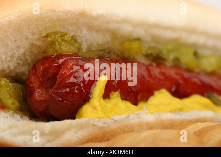 Hot Dog mit gebratener Wurst Fast Food in der Straße Hotdog Foto Nahaufnahme Nahaufnahme von vorne unscharfer Hintergrund niemand horizontal in den USA USA Hi-res Stockfoto