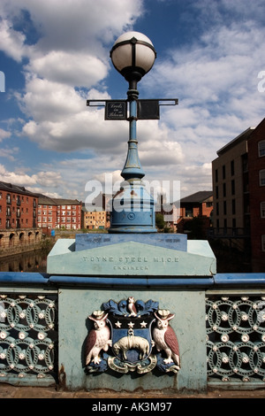 Zentrale Lampe auf Leeds Brücke mit Leeds Wappen unter in Leeds, West Yorkshire England Stockfoto