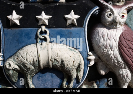 Detail der Leeds Wappen von Azure Schild drei weißen Sternen und unterstützende Eule auf Leeds Bridge Yorkshire UK Stockfoto