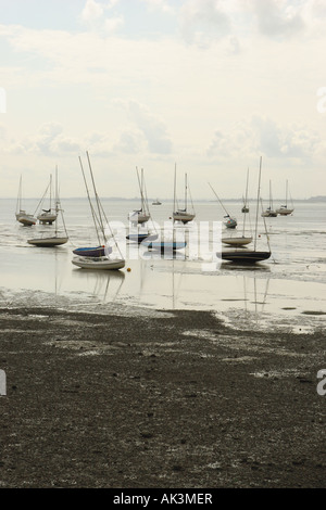 Boote, die bei Ebbe in Leigh-on-Sea, Essex, Großbritannien, festgemacht sind Stockfoto