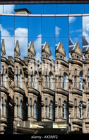 Alte Gebäude spiegelt sich in einer modernen verspiegelte Fassade an der Börse Boar Lane Leeds West Yorkshire in England Stockfoto