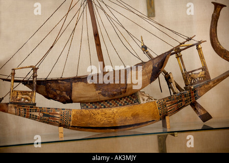 Antike ägyptische Schiff oder Boot Artefakt aus Grab des Pharao, dem König Tutankhamun auf dem Display auf dem ägyptischen Museum Kairo-Ägypten Stockfoto