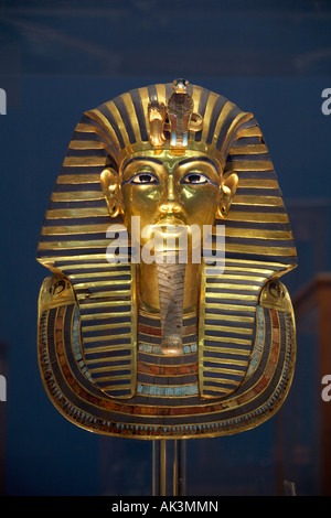 Totenmaske von Pharao, dem König Tutankhamun gemacht Gold eingelegt mit farbigem Glas und halb Edelstein der ägyptischen Museum Kairo Stockfoto
