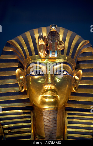 Totenmaske von Pharao, dem König Tutankhamun gemacht Gold eingelegt mit farbigem Glas und halb Edelstein der ägyptischen Museum Kairo Stockfoto