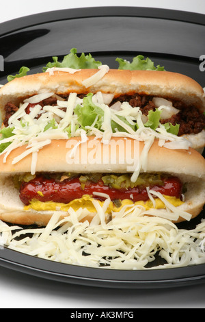 Hot Dog Hotdog gebratene Würstchen mit französischen Sub-Rollen auf einem Teller Fast Finger Food Fastfood niemand aus der Nähe von oben oben vertikal Hi-res Stockfoto