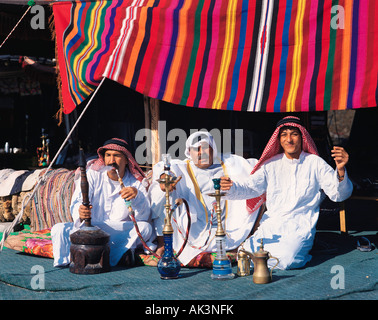 Israel. Eilat. Arabische Männer rauchen Blase Rohre. Stockfoto