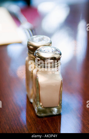 Nahaufnahme von Salzstreuer auf Tisch Stockfoto