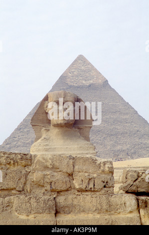 Die Sphinx von Gizeh mit Pyramide Khafres Stockfoto