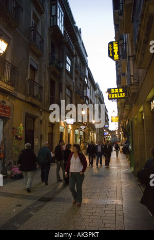 Touristen und einheimische schlendern Sie durch eine Gasse in der Altstadt von San Sebastian in Spanien die baskische Küste. Stockfoto