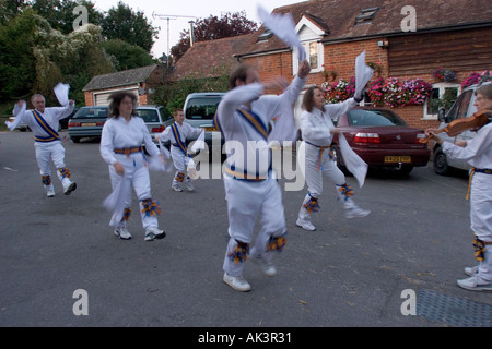 Sarum Tänzer Morris vor Wiltshire pub Stockfoto