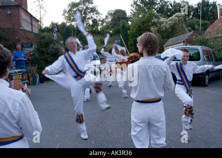 Sarum Tänzer Morris vor Wiltshire pub Stockfoto