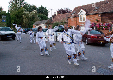 Sarum Tänzer Morris vor Wiltshire pub Stockfoto