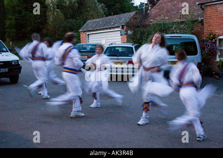 Sarum Tänzer Morris vor Wiltshire pub Stockfoto