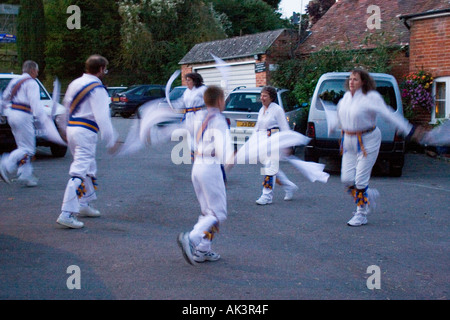 Sarum Tänzer Morris vor Wiltshire pub Stockfoto