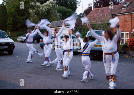 Sarum Tänzer Morris vor Wiltshire pub Stockfoto