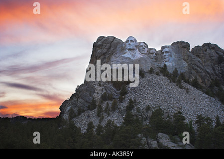 Mount Rushmore bei Sonnenuntergang vom Besucherzentrum aus gesehen Stockfoto