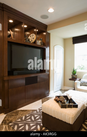 Wohnzimmer mit großen Entertainment-Center Stockfoto