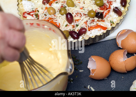 Schlagen von Eiern Stockfoto