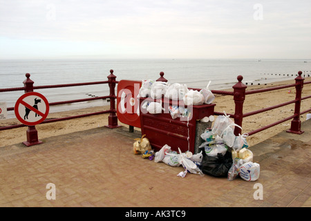 Wurf geworfen nach einem Tag am Strand, Bridlington UK Stockfoto