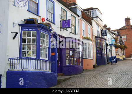 Läden und Häuser, Kai Hill, Lymington, Hampshire, England, Vereinigtes Königreich Stockfoto