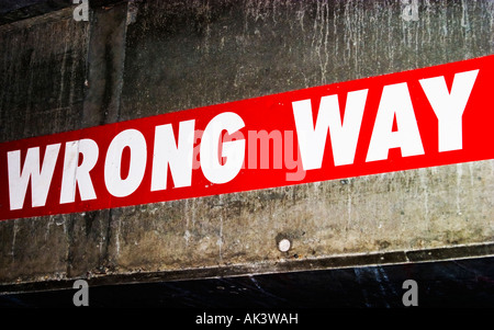 Melden Sie falsche Weg Parkhaus an Stockfoto
