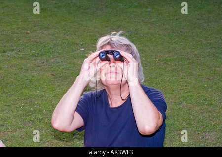 Gärtner, Blick durch ein Fernglas einen Vogel Sommer Kent UK Stockfoto