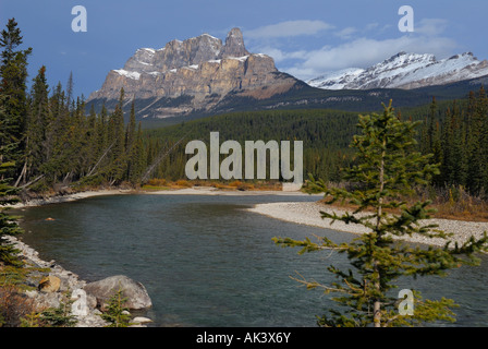 Schlossberg und Helena Grat entlang des Bow River-Alberta Stockfoto