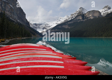 Gestrandeter roten Kanus am blauen Lake Louise und Schnee auf die kanadischen Rocky Mountains Nationalpark Banff Alberta Canada
