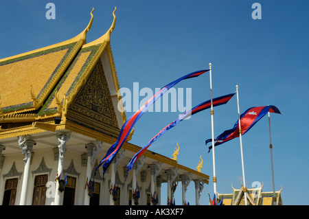 Wehen Fahnen auf dem Thron Hall Royal Palace Phnom Penh Kambodscha Stockfoto