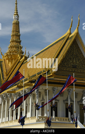 Wehen Fahnen auf dem Thron Hall Royal Palace Phnom Penh Kambodscha Stockfoto