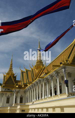 Wehen Fahnen auf dem Thron Hall Royal Palace Phnom Penh Kambodscha Stockfoto