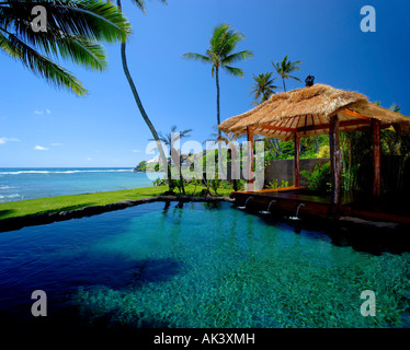 Swimmingpool mit Jacuzzi und Cabana Stockfoto