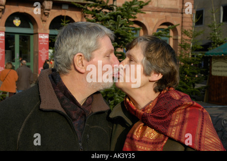 Herr ältere paar Küssen auf dem Weihnachtsmarkt von Hanau am Main Deutschland Stockfoto