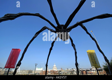 Maman Spider Skulptur in der Londoner Tate Modern bildet einen Rahmen für die Kathedrale von St. Pauls und die Skyline der City of London außerhalb Englands Stockfoto
