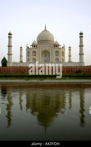 Taj Mahal spiegelt sich im Fluss Yamuna. Agra. Indien Stockfoto