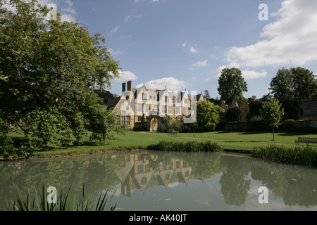 Stanway House in der Cotswold-Dorf Stanway spiegelt sich in seinem See an einem Sommertag Stockfoto