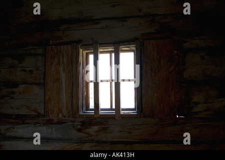 Vergittertes Fenster in ein Holzhaus von innen Stockfoto