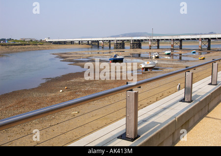 Die Aussicht auf den Fluss Adur aus Shoreham Ropetackle Wohnsiedlung Stockfoto