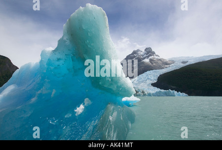 Ein Eisberg mit Spegazzini Gletscher und Cerro Peineta im Hintergrund Los Glaciares National Park Patagonien Argentinien Stockfoto