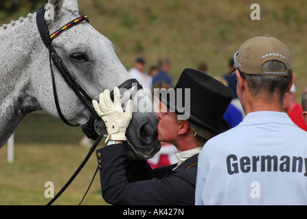 Bettina Hoy feiert nach Abschluss der Dressur-Prüfung bei den Europameisterschaften 2007 in Pratoni, Italien Stockfoto