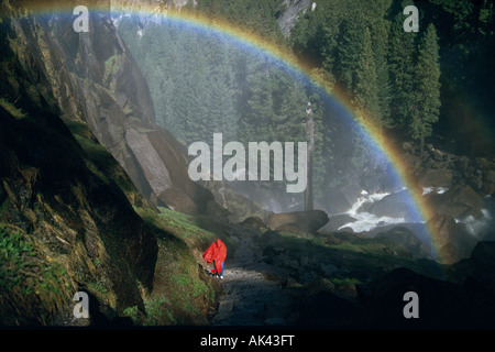 Wanderer unter Regenbogen auf Nebel Trail, Yosemite NP, Kalifornien Stockfoto