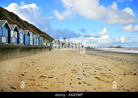 Strand Hütten auf der Promenade am Osten Strand Cromer, Norfolk, UK, mit Holzstufen vom Pier Beach und der Kirche im Blick. Stockfoto