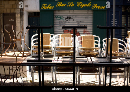 Stühle stapeln sich außen Café in Avignon, Frankreich Stockfoto