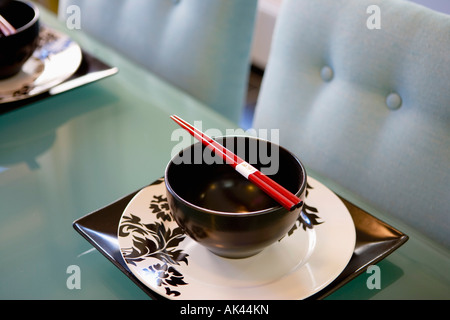 Zeitgenössische Esstisch mit Gedecke und Stäbchen Stockfoto