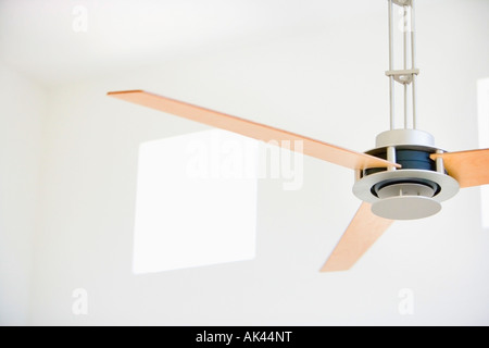 Moderner Deckenventilator in weißen Raum Stockfoto