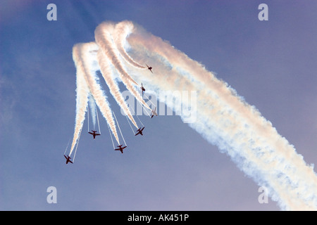 Die Red Arrows Kunstflugstaffel erklingt in Bournemouth, Dorset. Hier teilen sie als sie Loop-the-Loop mit weißen Rauch Wanderwege. Stockfoto